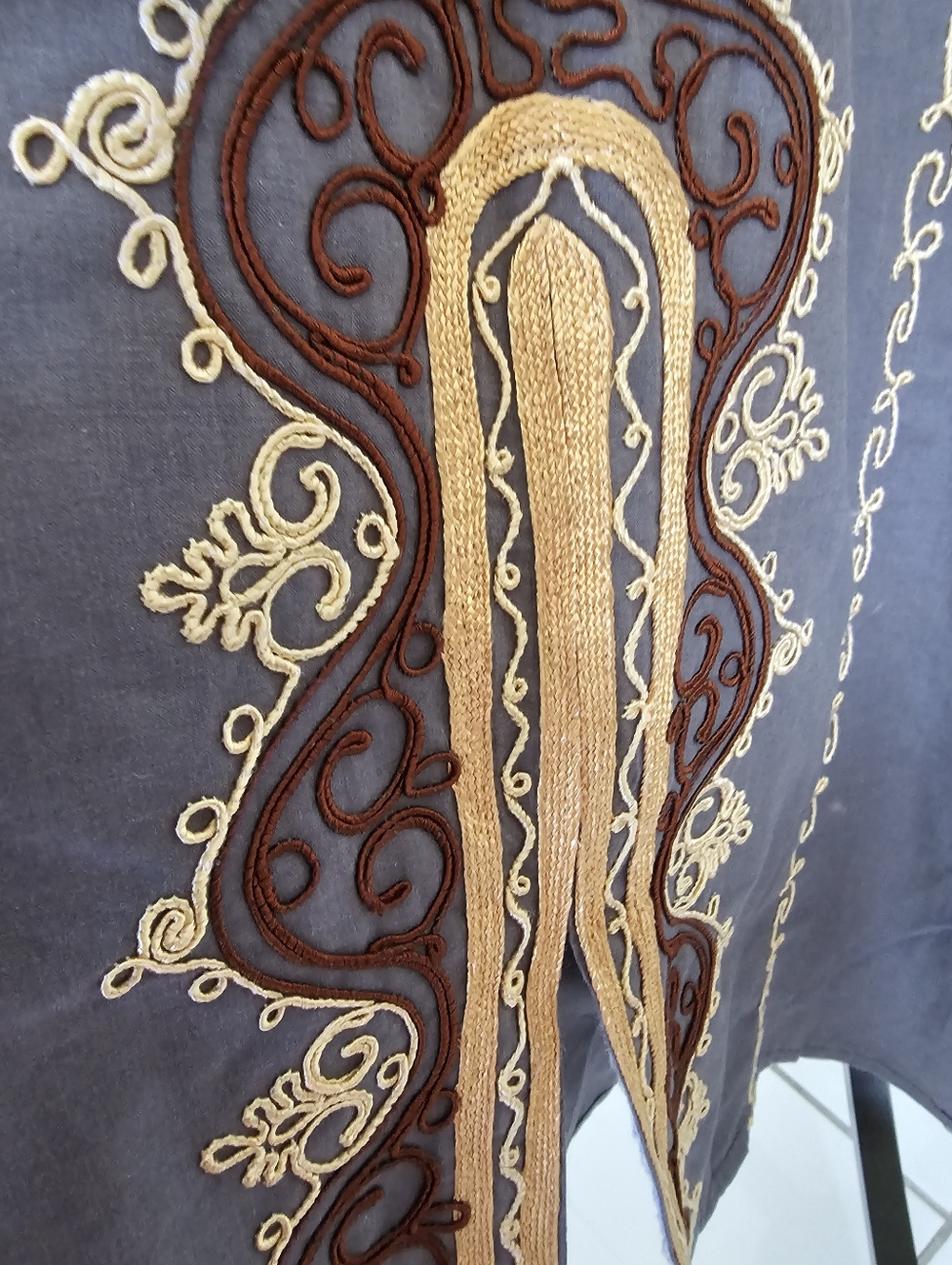 VINTAGE EMBROIDERED CAFTAN - Picture 5 of 15